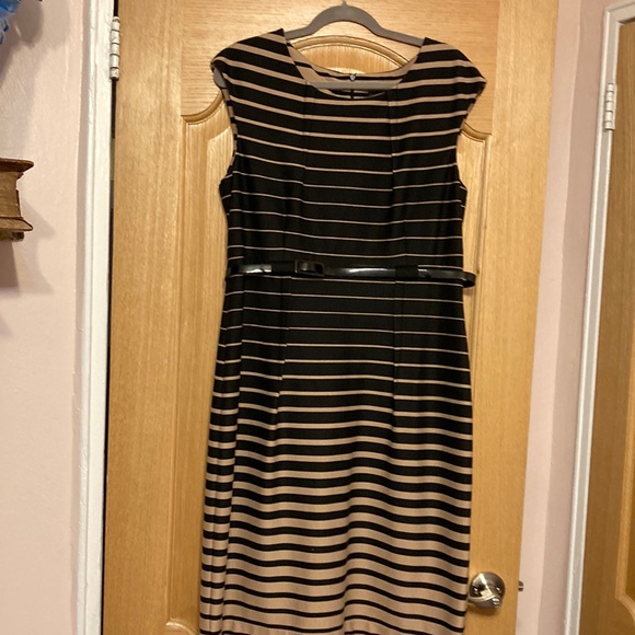 Women dress. Size 16. Back zipper closure.Unlined.Crewneck. - Picture 1 of 1